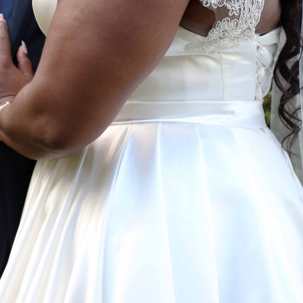 Plus size Ivory wedding dress - Picture 6 of 6